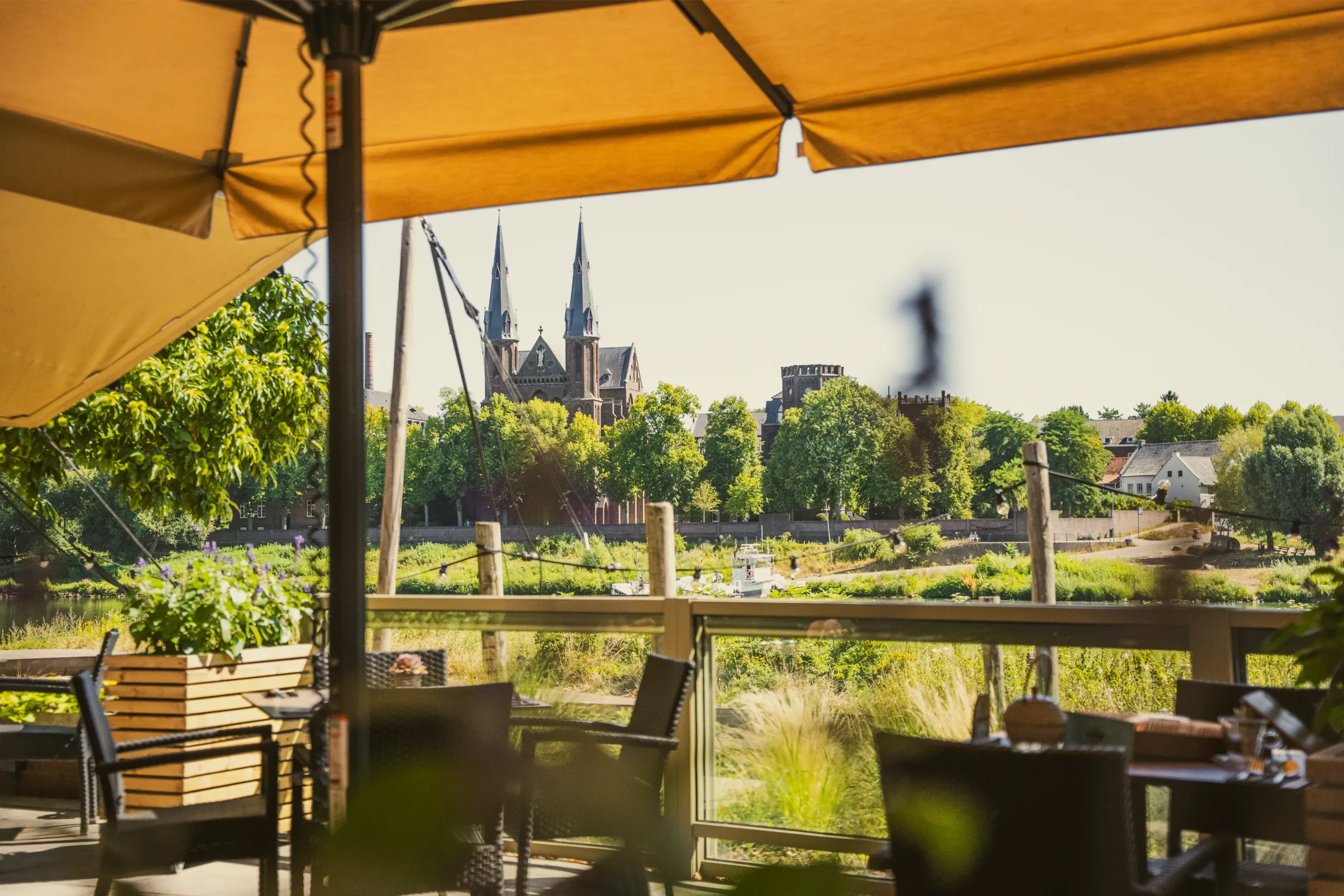 Uitzicht vanaf het terras van Maes21 in Baarlo over de Maas, ideale pauzeplek op de Maasroute