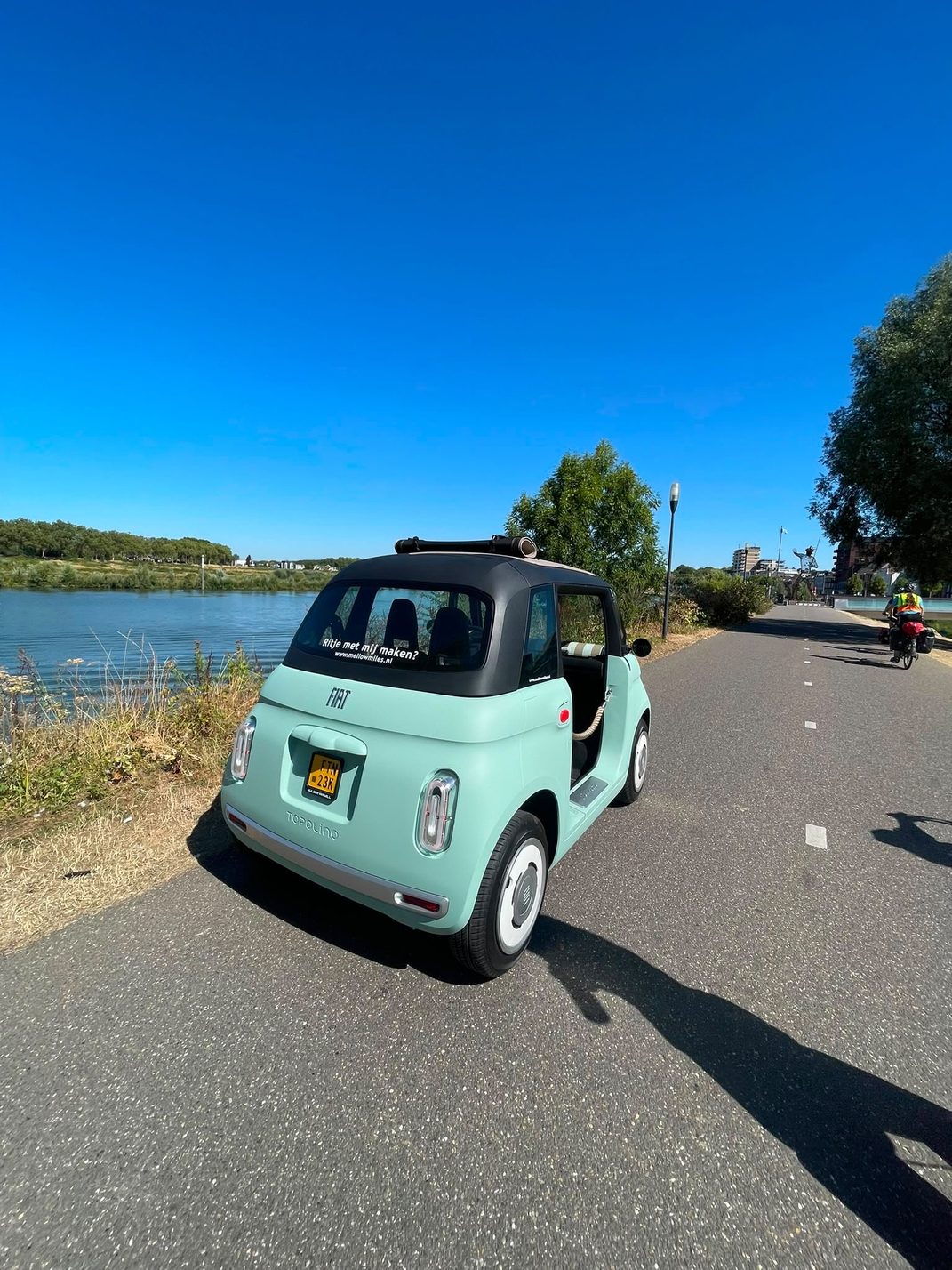 Fiat Topolino op de Maasdijk bij Venlo met de tekst "Ritje met mij maken?"